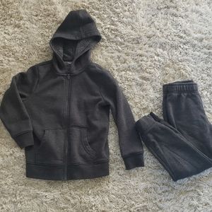 Boys 5T zip up hoodie and joggers